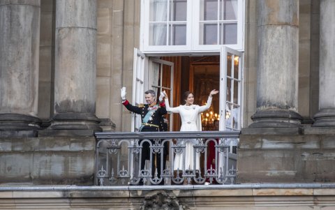 Junto a su esposo saludando al pueblo.