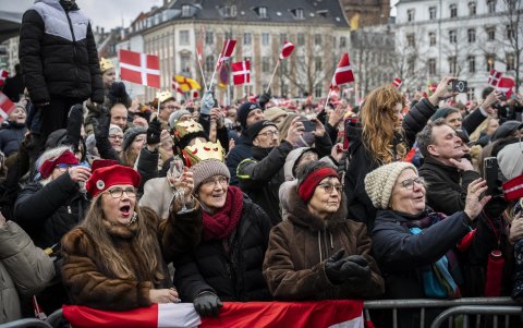 La gente en primera fila para no perderse detalles.