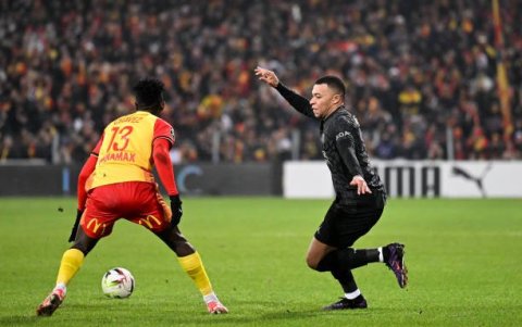 jhoanner Chávez y Mbappe en duelo por el balón