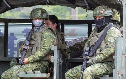 Soldados del ejército ecuatoriano patrullan cerca al Centro de Privación de Libertad Zonal No. 8 en Guayaquil (Ecuador).