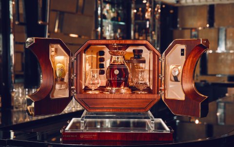 Fotografía de la botella de güisqui irlandés de 30 años vendida por 2,8 millones de euros.