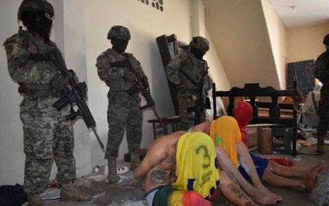 El Ejército ecuatoriano informó este lunes 15 de enero de la aprehensión de tres preesuntos terroristas con armas y municiones en Palmar, Santa Elena.