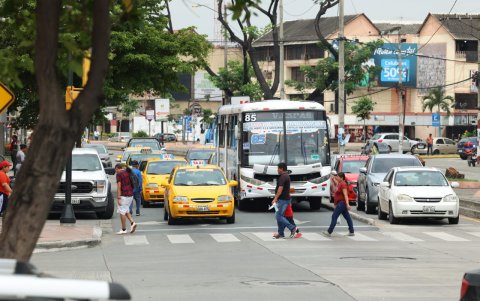 Aunque no con la misma afluencia, las calles del norte de Guayaquil ya registran mayor presencia de carros y ciudadanos a pie.