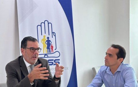 Eduardo Peña Hurtado dialoga con Jorge Salas von Buchwald, posesionado como gerente general del Hospital del Norte Los Ceibos, del IESS, este lunes 15 de enero.