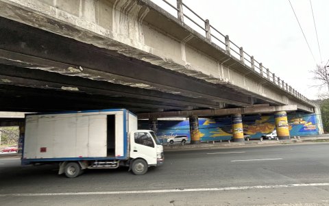Detrimento. Las vigas del puente la Perimetral (56 NO), que pasa sobre la Av. del Bombero, están afectadas; amerita una evaluación estructural y un mantenimiento correctivo.