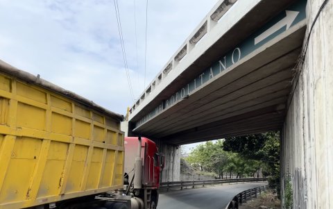 Rotura. El viaducto de la Perimetral (56A NO) que pasa sobre el desvío de la vía Perimetral hacia vía a la costa empezó a romperse.