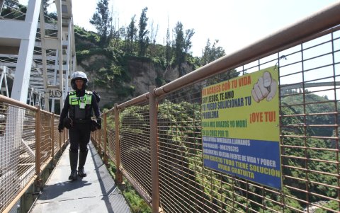 El agente Carlos Iza al darse cuenta de la actitud sospechosa intentó persuadirlo y tras varios minutos logró salvar la vida de él joven.