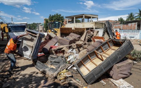 Trabajadores del servicio de limpieza urbana retiran escombros de las calles del barrio Heliópolis, en el municipio de Belford Roxo, en Rio de Janeiro (Brasil).