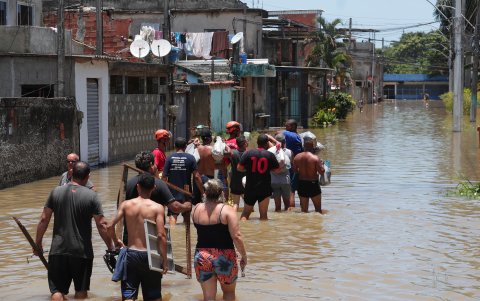 El temporal azotó la ciudad brasileña de Río de Janeiro y su región metropolitana entre la noche del sábado y la madrugada del domingo 14 de enero de 2024.