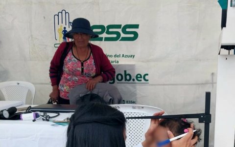 Personal médico del IESS en Azuay brindando servicios en salud a menores del cantón Nabón, en agosto de 2023.