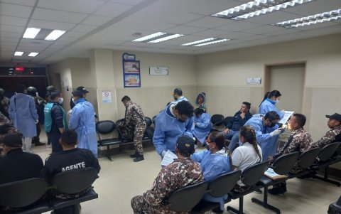Salud. El personal penitenciario que fue liberado, fue revisado en un centro de salud.