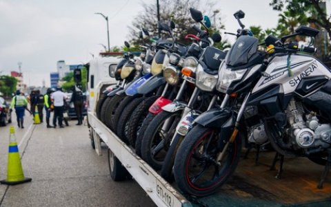 También se revisó la documentación de motocicletas y algunas fueron retenidas.