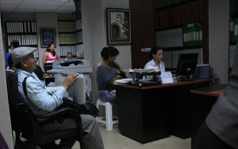 Referencial. Las medidas buscan proteger tanto al personal como a usuarios y funcionarios, además de documentos.