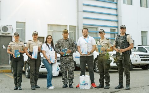 Ayuda.- La empresa La Llave dona purificadores de agua.