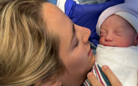 La primera dama con el recién nacido.