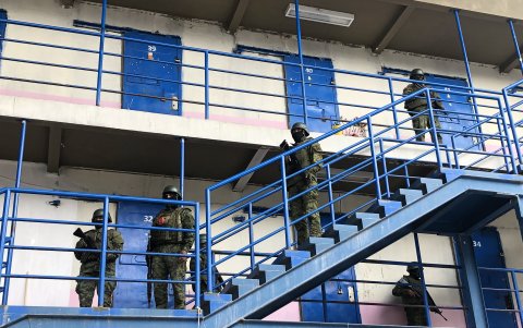 Los militares resguardan el interior del centro penitenciario