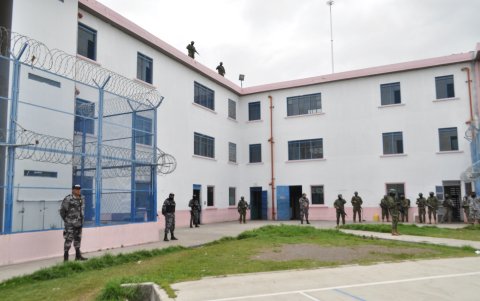 La seguridad militar llega hasta el techo de la cárcel de Cotopaxi