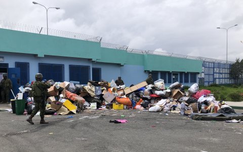 El centro penitenciario quedó llena de escombros, como una escena de guerra