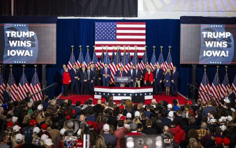 El expresidente de Estados Unidos Donald Trump (2017-2021) arrasó este lunes en los caucus de Iowa, la primera cita de las primarias republicanas para la Casa Blanca.