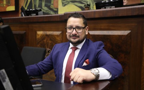 El legislador oficialista Diego Matovelle dice que el Gobierno revisa las normas a modificar o derogar.