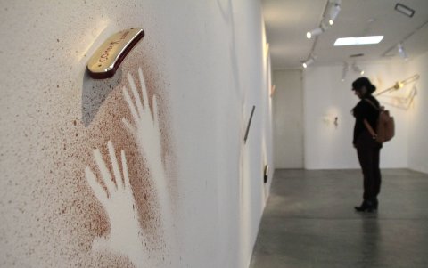 Visitante en la exposición de Santiago Reyes.