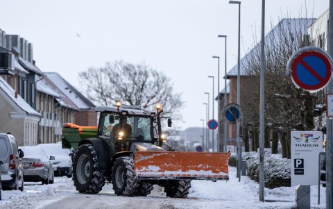 Un vehículo de servicio de invierno limpia una calle después de fuertes nevadas en Randers, en la península de Jutlandia, Dinamarca, el 17 de enero de 2024.