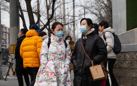 Dos personas transitan en la capital de China, Pekín.