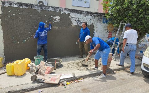 Los exalumnos enlucen las paredes y con recursos propios están mejorando el espacio.