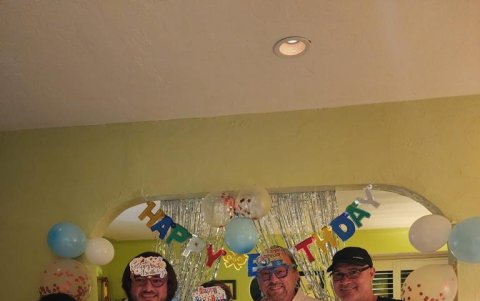 Con sus familiares durante la celebración.