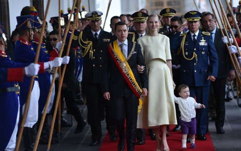 El presidente Daniel Noboa junto a su esposa Lavinia en el cambio de mando en noviembre de 2023.