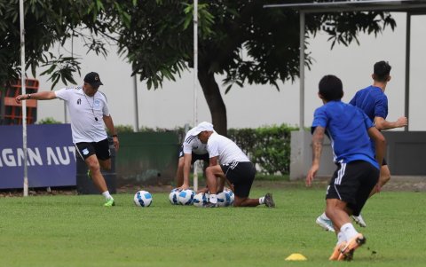 Hernán Torres se puso los pupos y envió centros a los delanteros para que practiquen la definición.