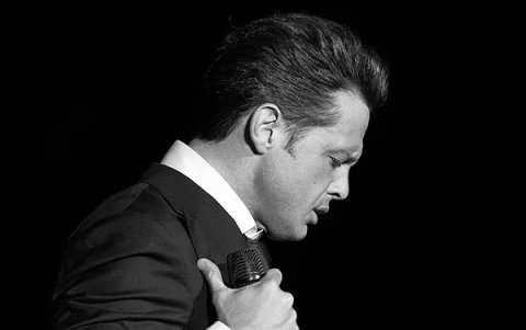 El artista se caracteriza por trajes a medida y camisas impecables.