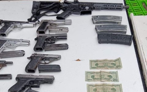 Fusiles, revólveres, armas blancas, municiones y equipos de comunicación han hallado los militares en la cárce de Turi.