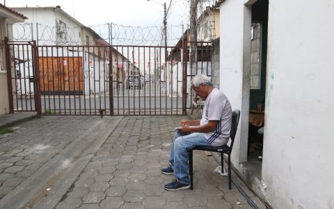 David Rivera es uno de los pocos que cuida en las peatonales de la quinta etapa de Mucho Lote 1, donde mantienen cerradas las cuadras.