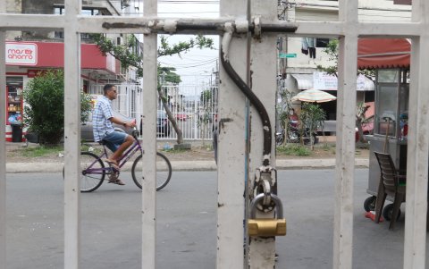 Los vecindarios cerrados están en búsqueda de guardianía para cumplir con otro de los requisitos de la ordenanza y mantener cerrada la reja.