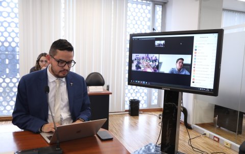 El presidente de la Comisión de Derecho al Trabajo, Jhonny Terán, asiste por vía virtual a una sesión de esa mesa legislativa.