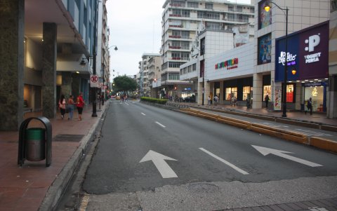 Centro.- Así se ve la avenida Boyacá, casco comercial de Guayaquil, a las 17:00; los locales están abiertos pero hay pocas personas en la calle.