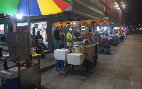 Alborada. En la avenida Guillermo Pareja a las 19:00 solo se observan vendedores.