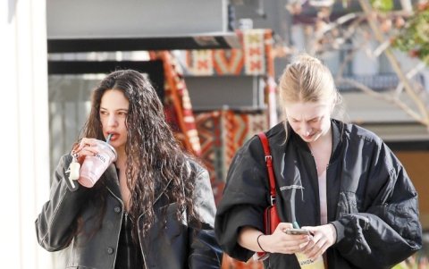 Rosalía junto a su amiga Hunter Schafer.