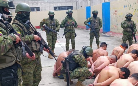 Militares y policías realizan requisas diarias dentro de la cárcel de Turi.