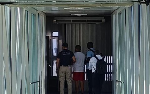 Daniel salcedo fue aprehendido en Panamá y custodiado por agentes policiales el aeropuerto panameño de Tocumen