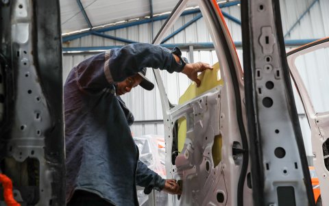 Un hombre trabaja en el proceso de blindaje de un vehículo, una labor que puede tomar hasta cuatro semanas