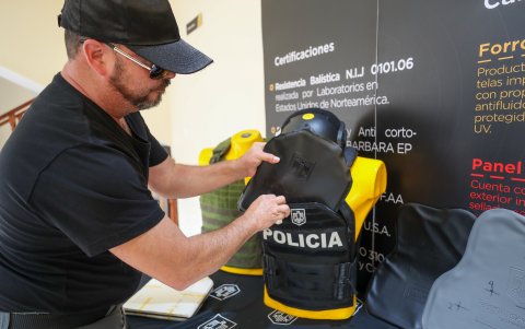 Un hombre trabaja en el proceso de blindaje de un vehículo, una labor que puede tomar hasta cuatro semanas