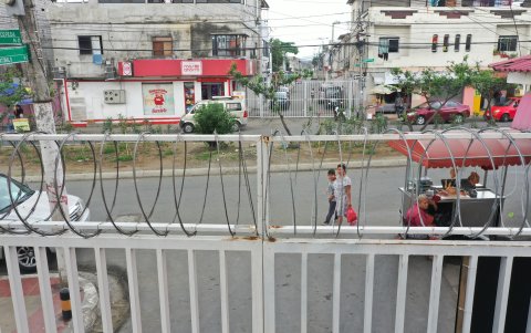 Muchos barrios han decidido colocar rejas metálicas por los altos niveles de violencia.