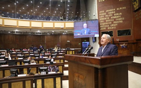 El dirigente de un gremio de jubilados, Henry Llanes, explica en el Pleno el alcance de su proyecto de iniciativa ciudadana.
