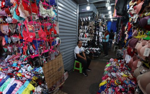 Ventas. Desde el pasado 9 de enero, el comercio en el lugar permanece apagado. Los callejones se mantienen sin gente.
