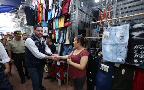 El jefe político Eduardo Mora recorrió el lugar. Los comerciantes se acercaron para pedir una sola cosa: seguridad.
