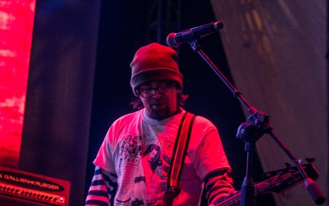 El músico de la escena punk hardcore tiene mala experiencia con abusos militares. Por eso pide estar alerta.