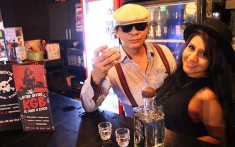 Valeria Carvajal junto a Kruger Carrión, dueños de Kruger Rock Bar, sede clave conciertos de la escena subterránea guayaquileña.