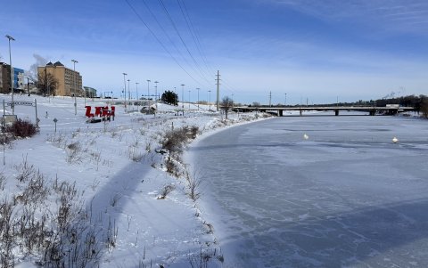 La ola de frío cubre ya gran parte de Estados Unidos con bajas temperaturas, nevadas y vientos gélidos, informó el Servicio Meteorológico Nacional.